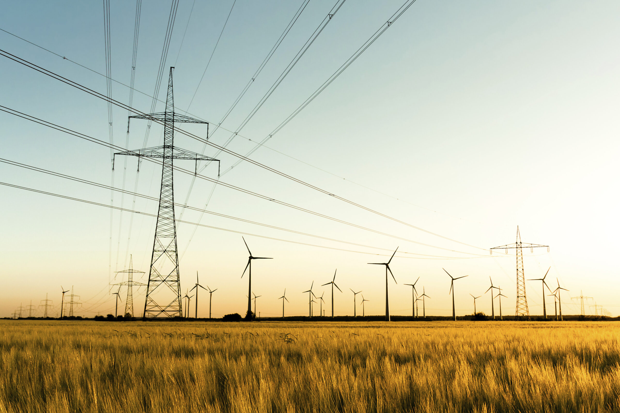 Strommasten und Windkraftanlagen; Power poles and wind turbines