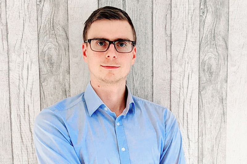 Lächelnder IAV Mitarbeiter Christian Nabert