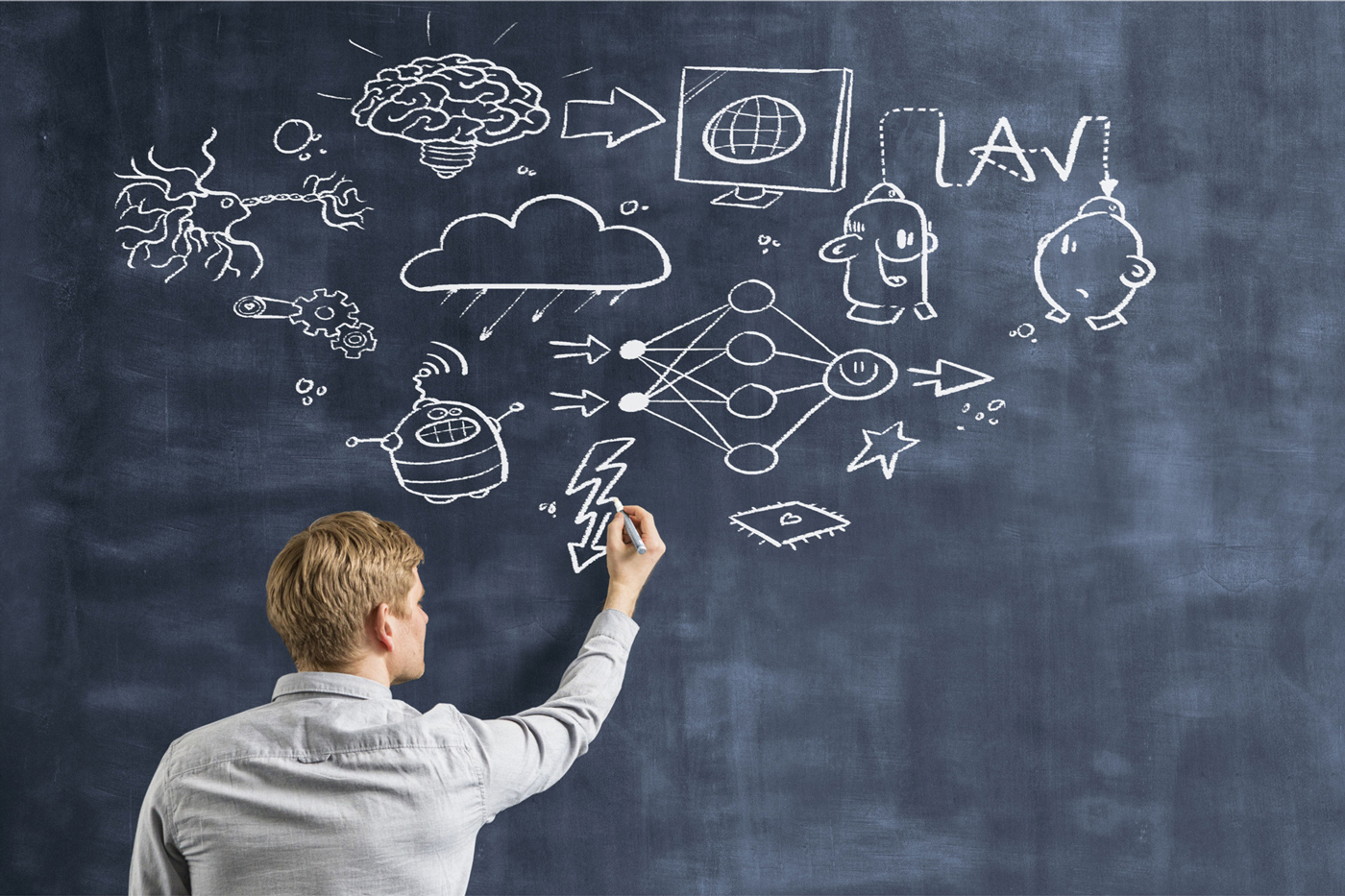 Gestelltes Bild: Mann zeichnet an eine Tafel Symbole wie Blitze, Gehirne und mehr