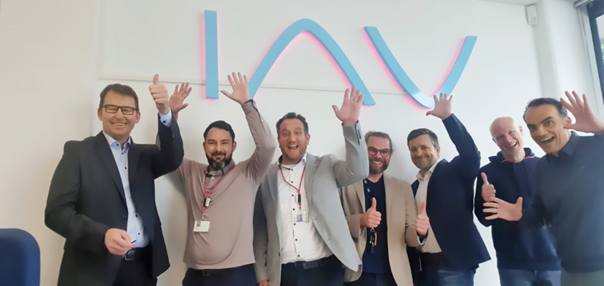 Jörg Astalosch, CEO at IAV, with the employees of the new office in Steyr.