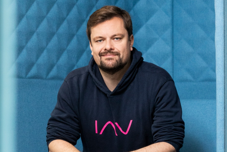 Smiling IAV employee Sebastian with the IAV logo on a hoody