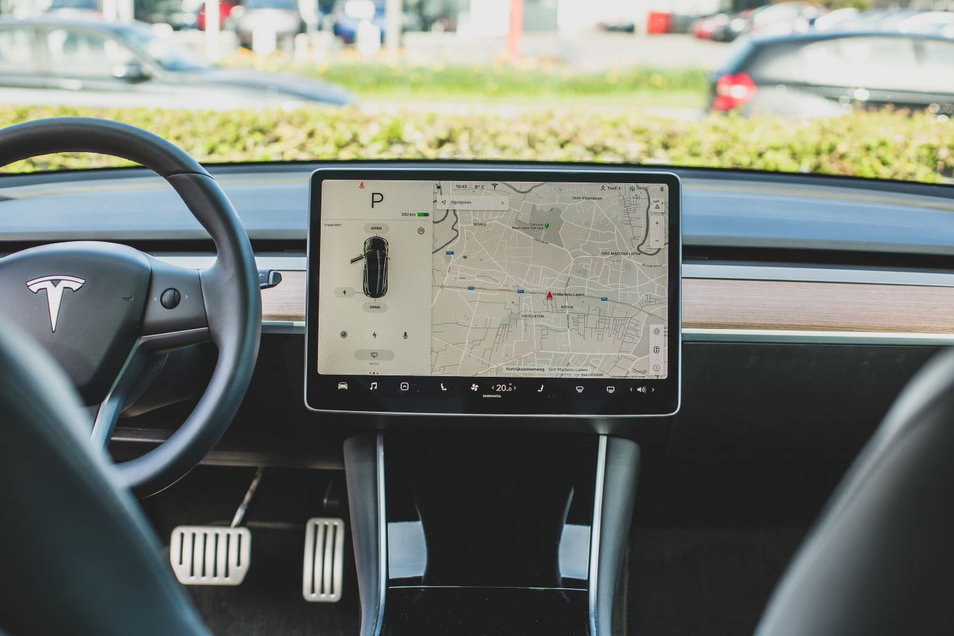 Cockpit of a Tesla with operating aid of an integrated tablet